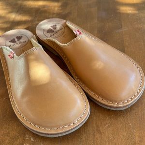 EUC duckfeet blavand slip on clog size 41